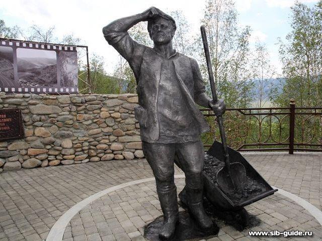 Памятник строителям Чуйского тракта на перевале Чике-Таман