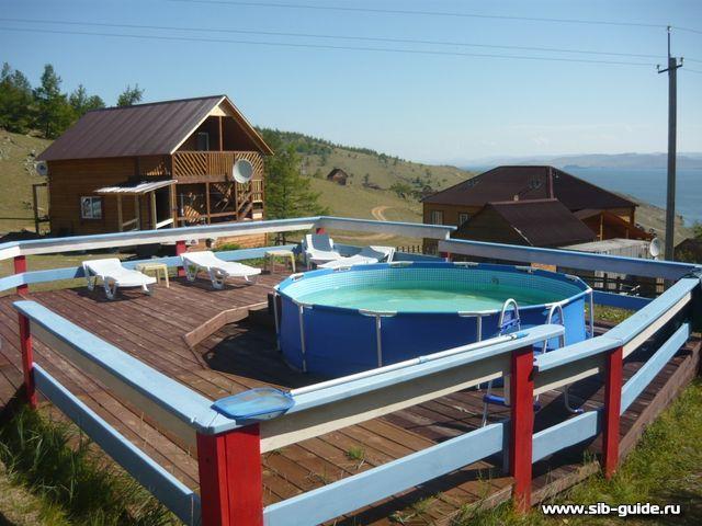 База отдыха "Родные берега", бассейн с лежаками