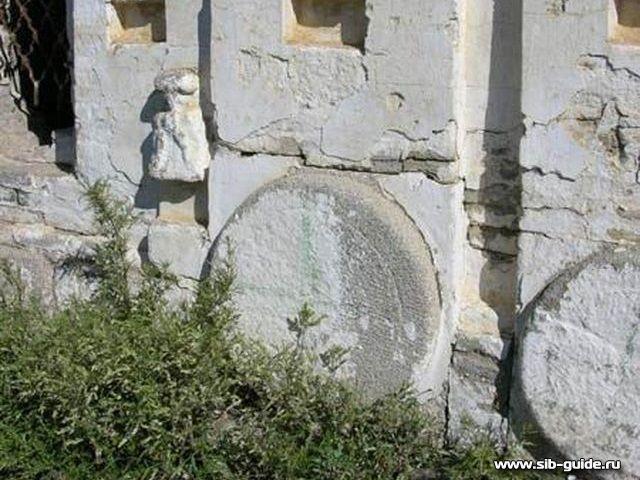 Камни с развалин дворца в стенах церкви в с.Кондуй