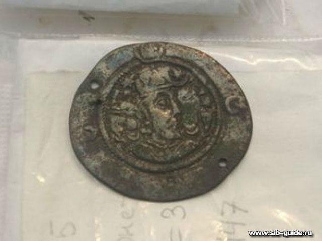 Средневековая монета из могильника "Крохалевка-13"