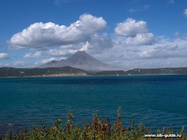 Озеро Карымское (вид на вулкан Карымская сопка)