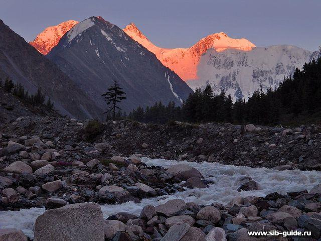Гора Белуха в лучах заходящего солнца