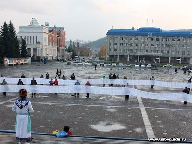 Митингующие требуют захоронить мумию "принцессы Кадын"